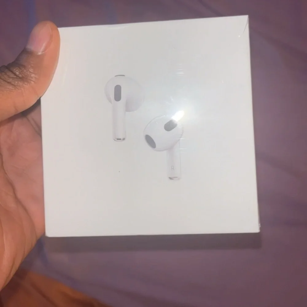 Apple AirPods Pro - Sleek White Design